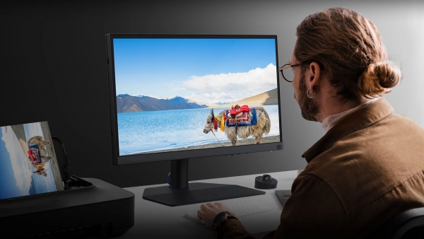 benq-sw272u-sw272q-lifestyle2.jpg