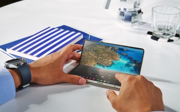 067-galaxy-fold5-hands-on-cream-hi.jpg