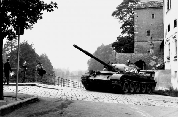 tank-pred-zeleznou-vezi-foto-frantisek-dvorak-3.jpg