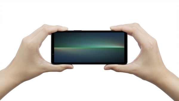 sony-xperia-5-v-in-hand-capturing-both-hand-black-large.jpg