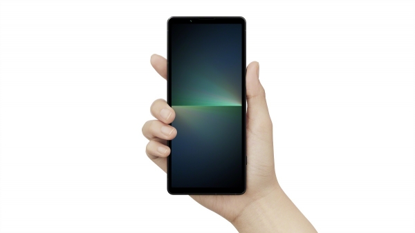 sony-xperia-5-v-in-hand-viewing-one-hand-black-large.jpg