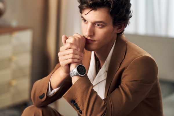 mkt-watch-gt-4-lifestyle-shot-46mm-grey-01-en-jpg-hq-40230825.jpg