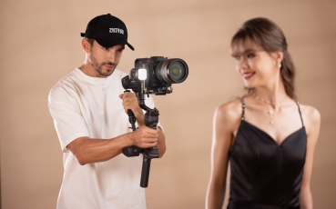 124204-zhiyun-crane-4-lifestyle-1751.jpg