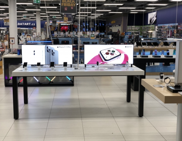 vystavka-iphone-iwatch.jpeg
