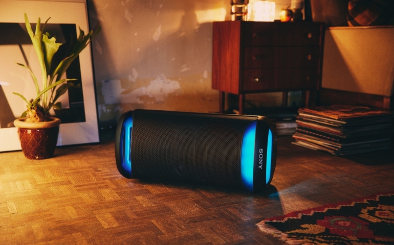 srs-xv500-in-situation-horizontal-blue-lighting-large.jpg