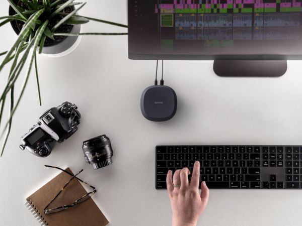 sndk-desk-drive-lifestyle-creator-hr.png