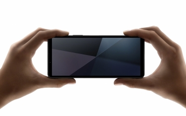 xperia-10-vi-in-hand-capturing-both-hand.jpg