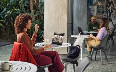 hp-omnibook-x-ai-pc-lifestyle-image-4.jpg