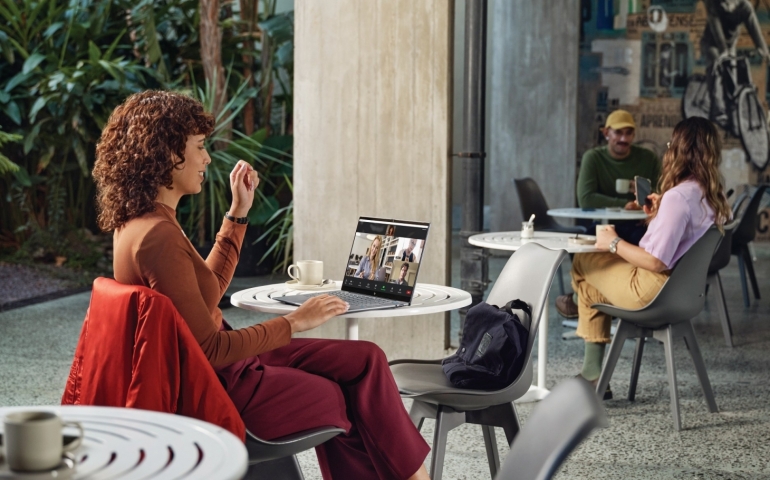 hp-omnibook-x-ai-pc-lifestyle-image-4.jpg
