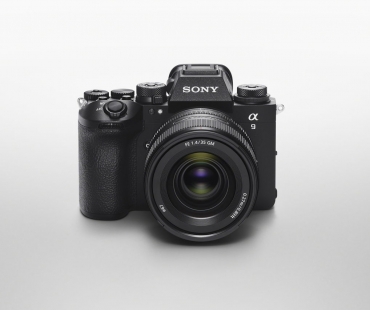 alpha-9-iii-image-sel35f14gm-front-top.jpg