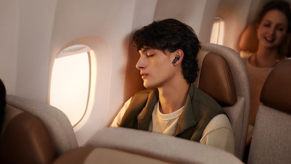 huawei-freebuds-6i-产品-人物或场景创拍-headquarter-orca-creative-lifestyle-shot-aircraft-cabin-black-16-9.jpg