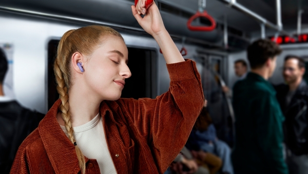 huawei-freebuds-6i-产品-人物或场景创拍-headquarter-orca-creative-lifestyle-shot-metro-purple-16-9.jpg