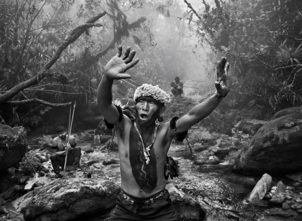 Sebastiao Salgado_Modlitba k janomamské bohyni