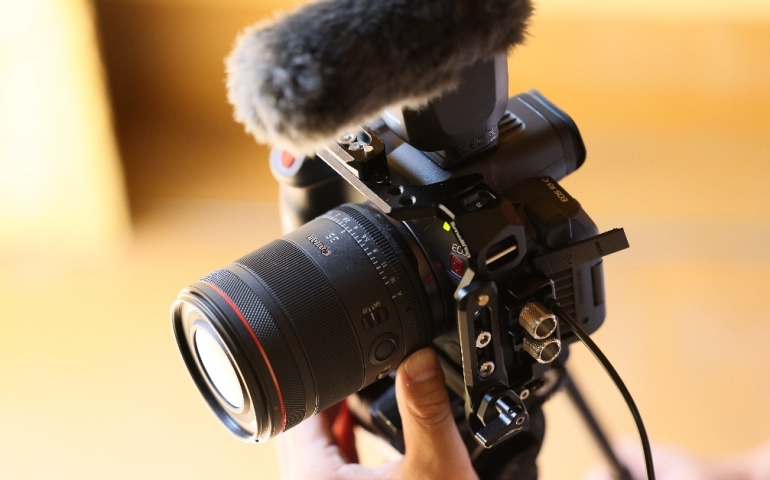 rf-35mm-f1.4l-vcm-lifestyle2.jpg