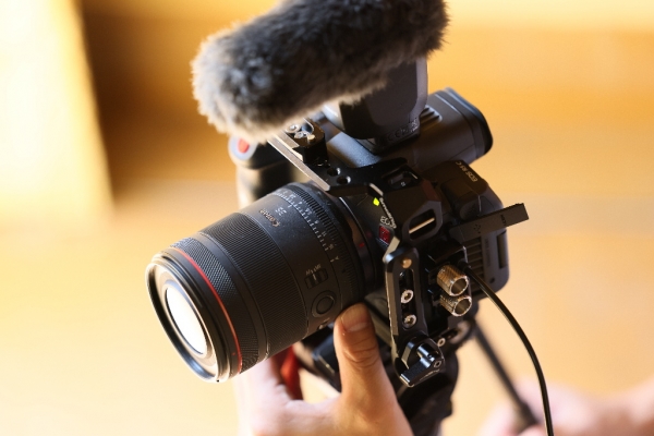 rf-35mm-f1.4l-vcm-lifestyle2.jpg