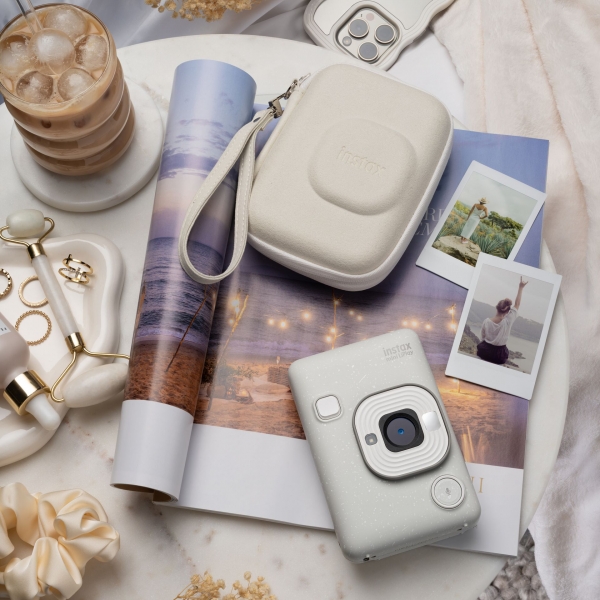 online-and-social-(high-res)-instax-mini-liplay---lifestyle-images----13c-lifestyle-misty-white-1026-edit--(1-1).jpg