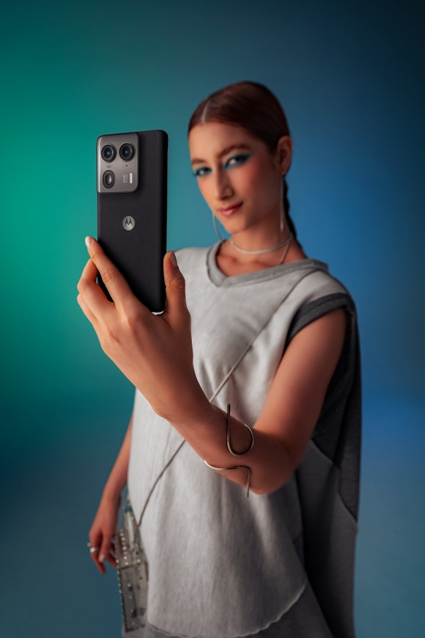 2024-motorola-edge-velar-gallery-shoot--professional-photo-2.jpg
