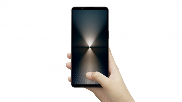 xperia-1-vi-in-hand-capturing-one-hand-vertical-b.jpg