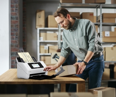 fy23-sus2-19-lifestyle-image-logistics--rnl.jpg