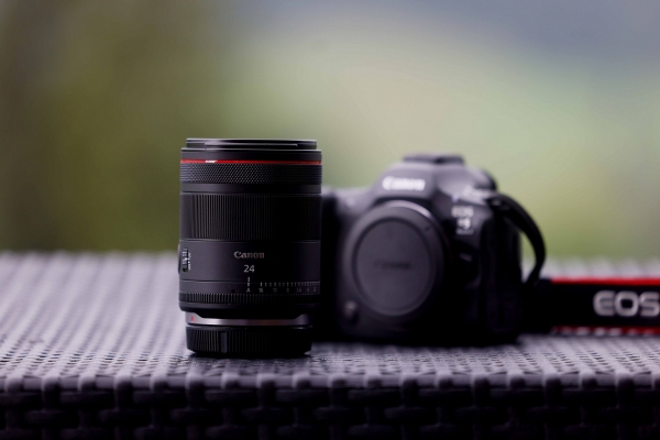rf-24mm-f1.4l-vcm-ambient.jpg