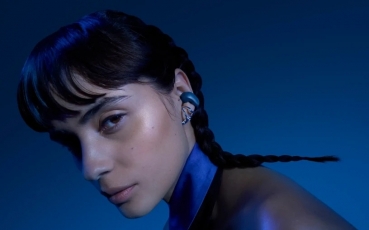 bose-ultra-open-earbuds-lunar-blue-03.jpg
