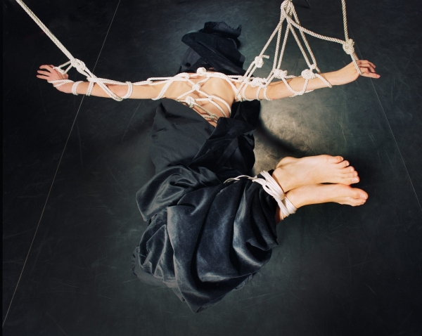4a--foto-ze-serie-sbalit,-ve-spolupraci-s-choreografem-felixem-ruckertem-(1999).jpg
