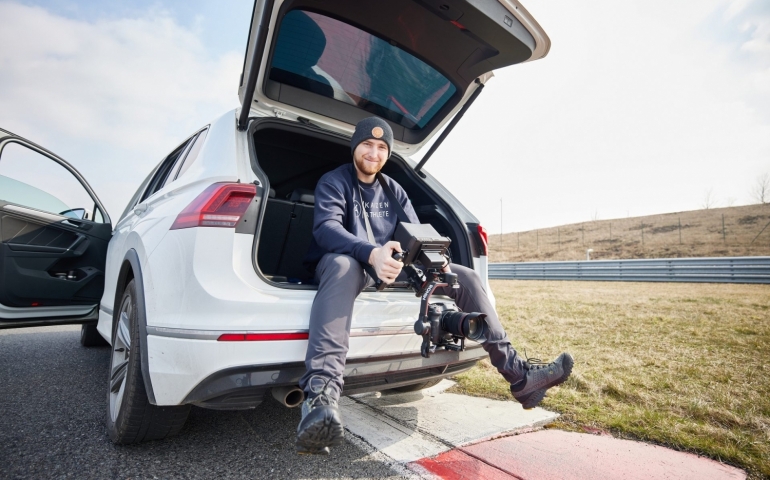 ondřej-lukáš-a-natáčení-car-to-car-na-autodromu-v-mostě---foto-makepro.jpg