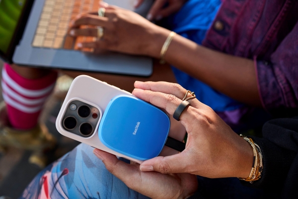 sndk-creator-phone-pssd-with-magsafe-life-10-lr.jpg