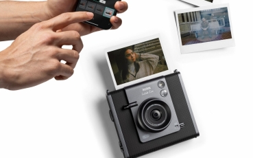 online-and-social-(sns-&-web-ready)-instax-wide-evo---promotional-images---09---selecting-from-sns-gallery-0752--(1-1).jpg