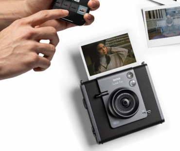 online-and-social-(sns-&-web-ready)-instax-wide-evo---promotional-images---09---selecting-from-sns-gallery-0752--(1-1).jpg