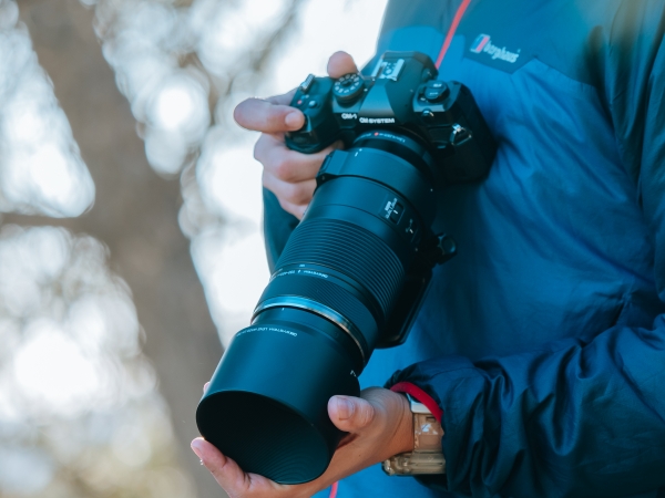 om-system-m-zuiko-100-400mm-ii-1040-lifestyle-4.jpg
