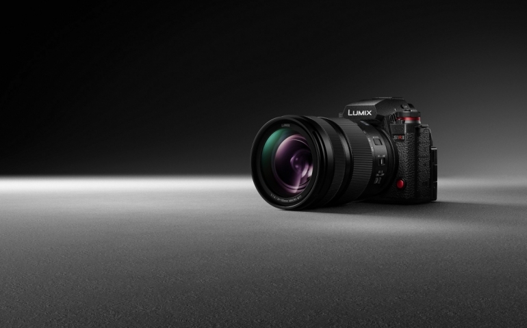 lumix-camera-dc-s1rm2-key-visual-01.jpg