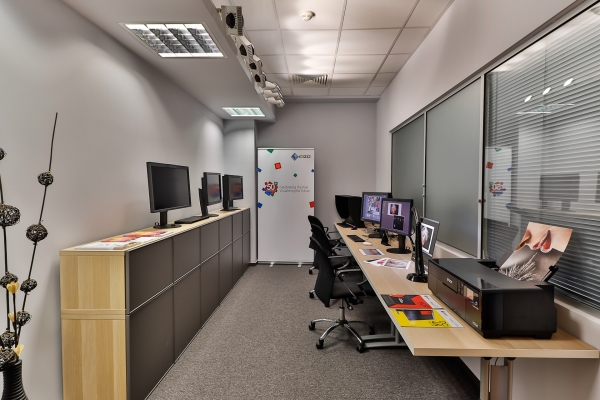 eizo-showroom-180904--l8a4955-web-hdr.jpg
