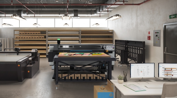 hp-latex-r530-and-hp-printos-production-hub--enviro.jpg