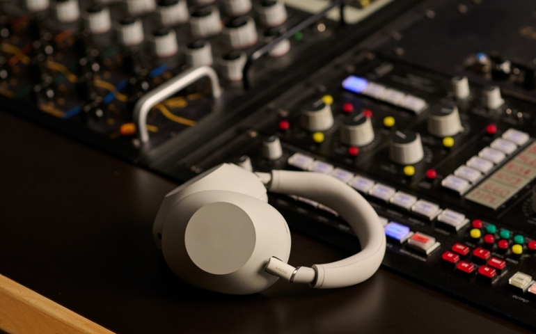 7-wh-1000xm6-co-creation-headphonewithstudiogear.jpg
