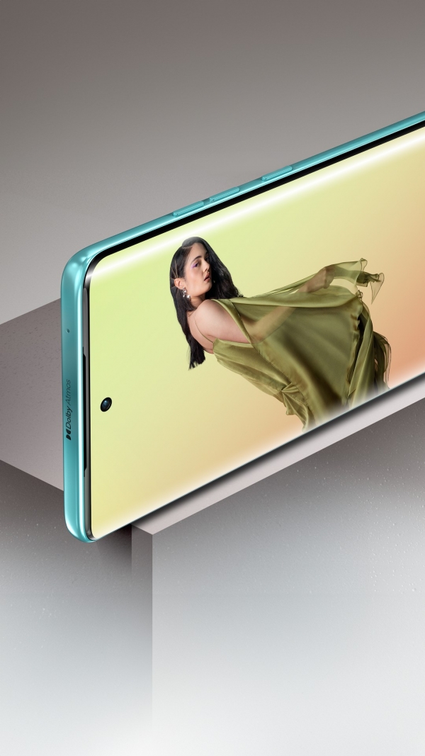 2025-edge-60-fusion-kv-render-display-vertical.jpg
