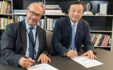 max-berek-innovation-lab--signing-dr-kaufmann-and-ren-zhengfei.jpg