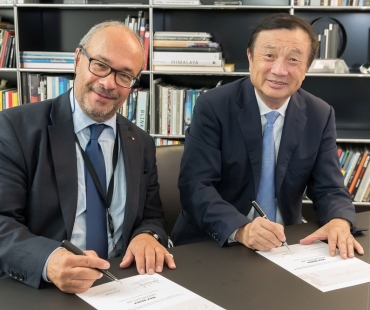max-berek-innovation-lab--signing-dr-kaufmann-and-ren-zhengfei.jpg