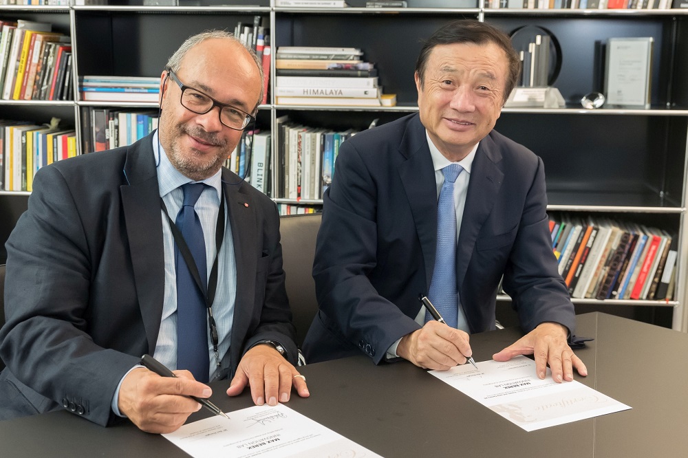 max-berek-innovation-lab--signing-dr-kaufmann-and-ren-zhengfei.jpg