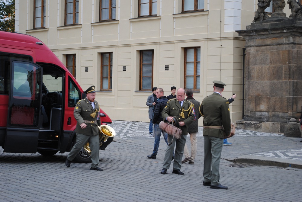 lenka-hoffmannova-against-president2.jpg