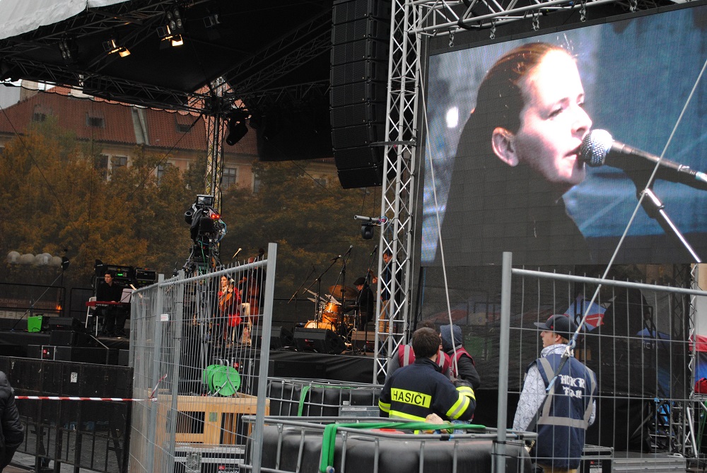 lenka-hoffmannova-against-president3.jpg