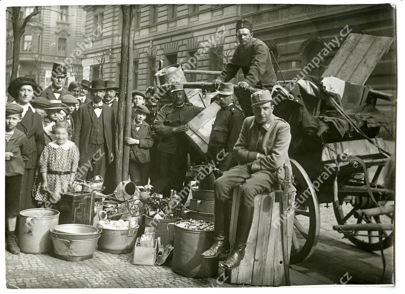 valecna-sbirka-kovu-v-moravske-ulici-na-kralovskych-vinohradech,-1915.png