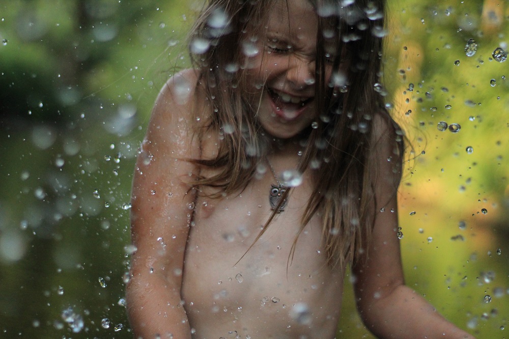 Aneta Omastová, „Pozor!“ Základní škola T.G. Masaryka, Sušice 1. místo v kategorii ZŠ 2018 – I. Portrét  Fotografie vznikla při letní procházce řekou. Foceno na  Canon EOS 1300D.