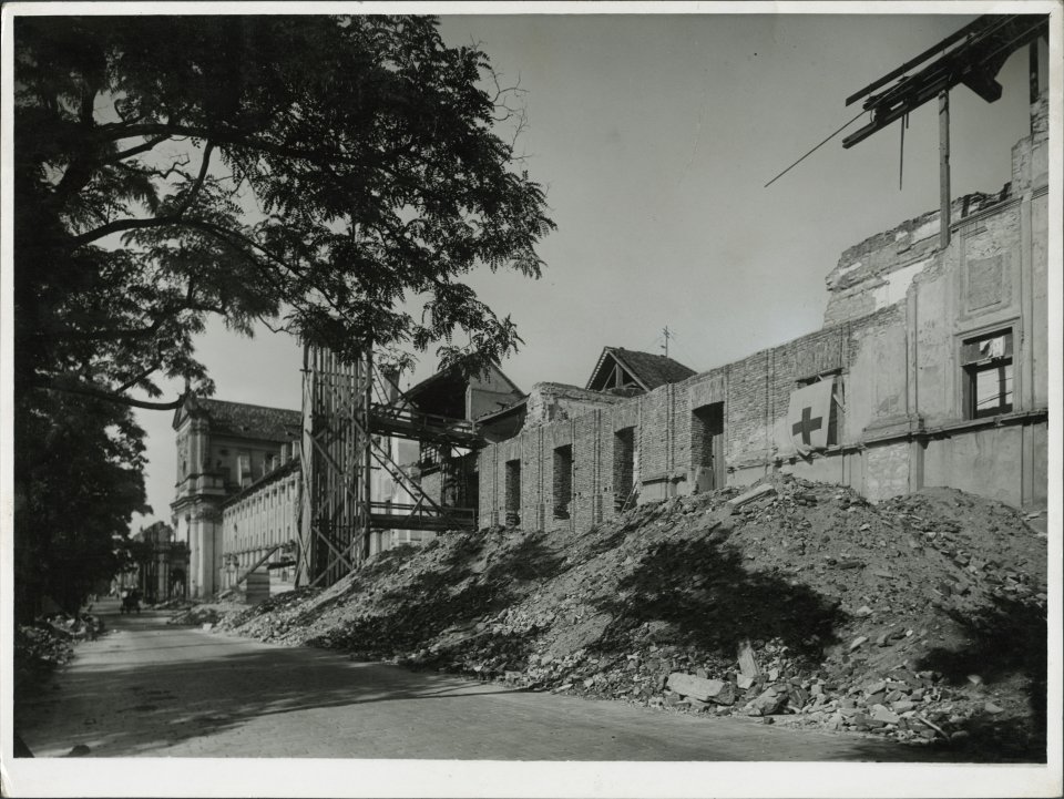 Josef Sudek, Střední část bývalé Jezuitské koleje u sv. Ignáce na Karlově náměstí, pobořená náletem 14. února 1945 a již částečně znovu zbudovaná, 1945, bromostříbrná fotografie, Archiv hlavního města Prahy, Sbírka fotografie, inv. č. II 1698. © Josef Sudek, dědicové.