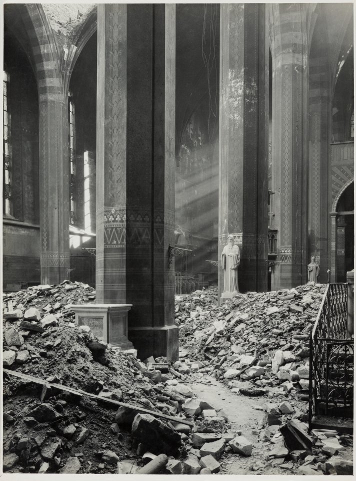 Josef Sudek, Kostel Panny Marie v Emauzích, pobořený náletem 14. února 1945. Pohled do kněžiště, 1945, bromostříbrná fotografie, soukromá sbírka v Praze. © Josef Sudek, dědicové.