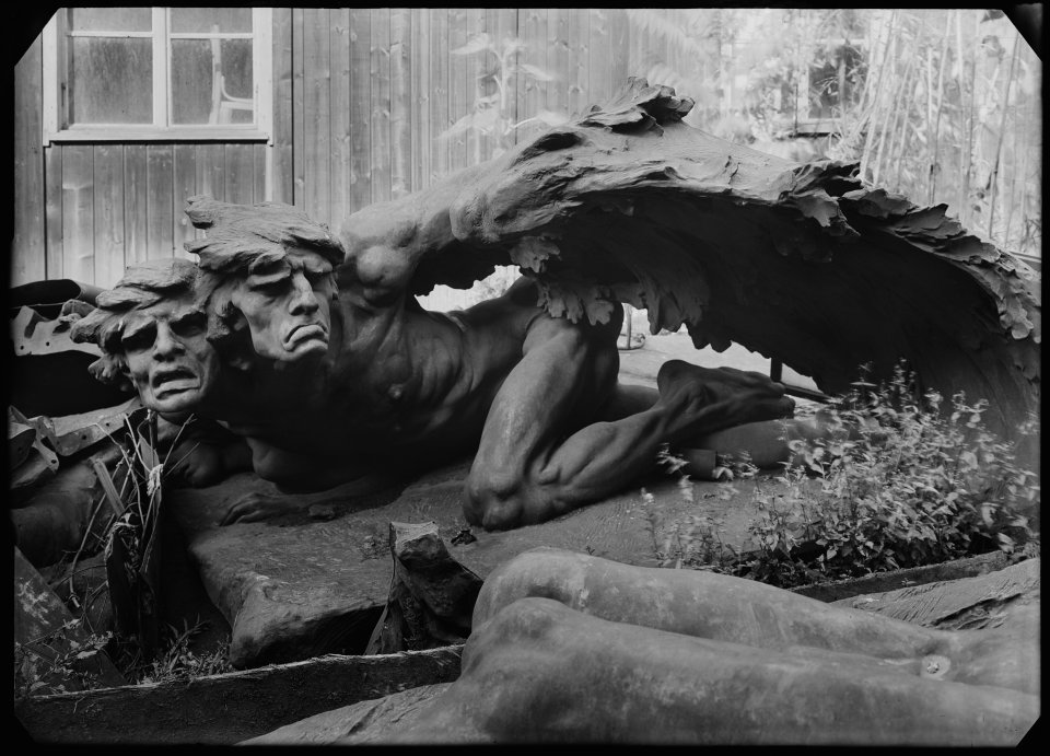 Josef Sudek, Sousoší alegorie Útisku ze Suchardova pomníku Františka Palackého ve skladišti kovů na Maninách, 1945, digitálně upravený negativ, Ústav dějin umění AV ČR, Fototéka, inv. č. S12469N. Repro © Vlado Bohdan, ÚDU. © Josef Sudek, dědicové.