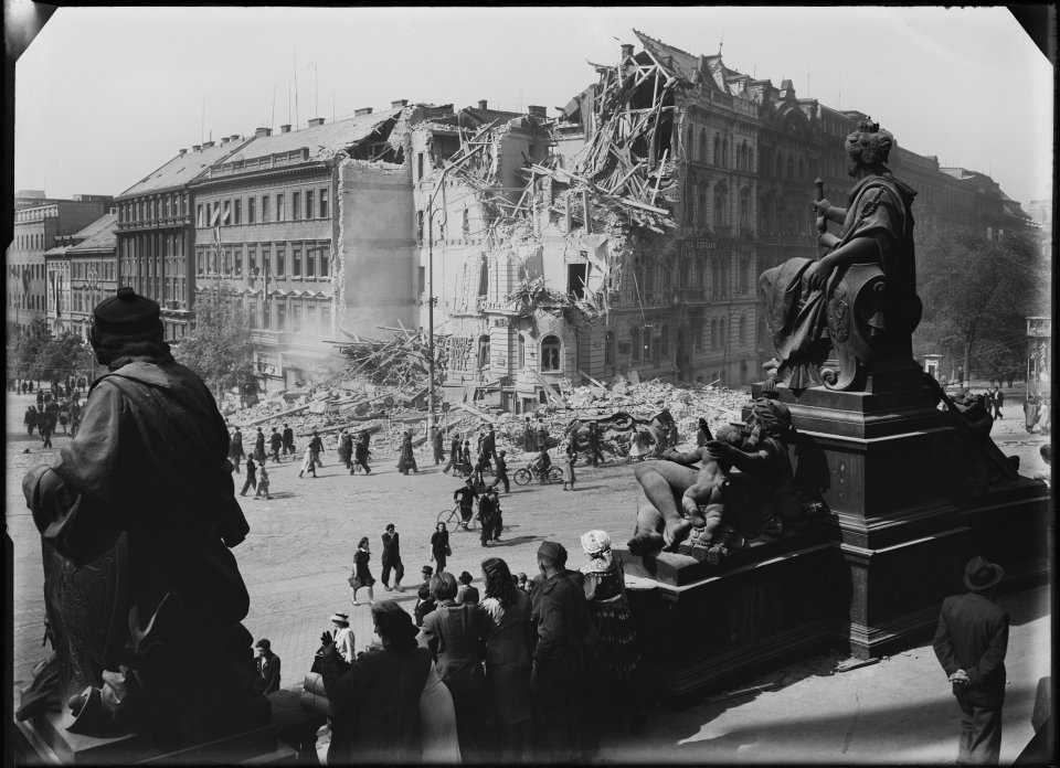 Josef Sudek, Pohled z podesty Národního muzea směrem na Václavské náměstí a dům čp. 812/II zbořený v průběhu Pražského povstání, 1945, digitálně upravený negativ, Ústav dějin umění AV ČR, Fototéka, inv. č. S12546N. Repro © Vlado Bohdan, ÚDU. © Josef Sudek, dědicové.