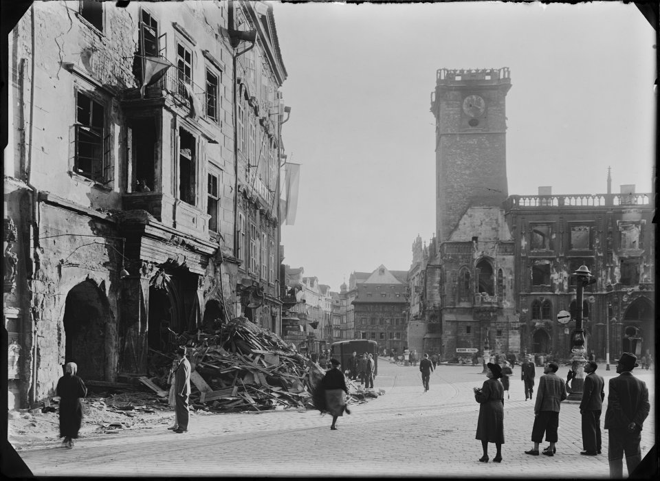 Josef Sudek, Pohled na Dům U Kamenného beránka vlevo a Staroměstskou radnici poškozenou během Pražského povstání v pozadí, 1945, digitálně upravený negativ, Ústav dějin umění AV ČR, Fototéka, inv. č. S12531N. Repro © Vlado Bohdan, ÚDU. © Josef Sudek, dědicové.