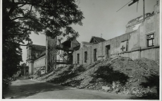Josef Sudek, Střední část bývalé Jezuitské koleje u sv. Ignáce na Karlově náměstí, pobořená náletem 14. února 1945 a již částečně znovu zbudovaná, 1945, bromostříbrná fotografie, Archiv hlavního města Prahy, Sbírka fotografie, inv. č. II 1698. © Josef Sudek, dědicové.
