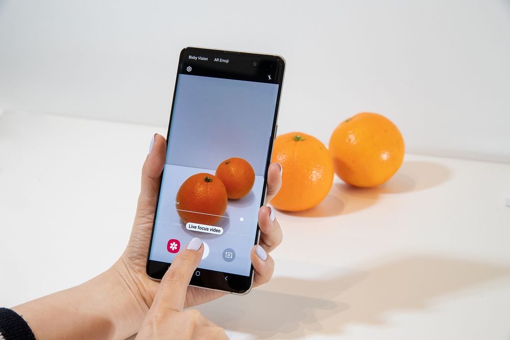 1-8.-galaxy-s10-5g-design.jpg